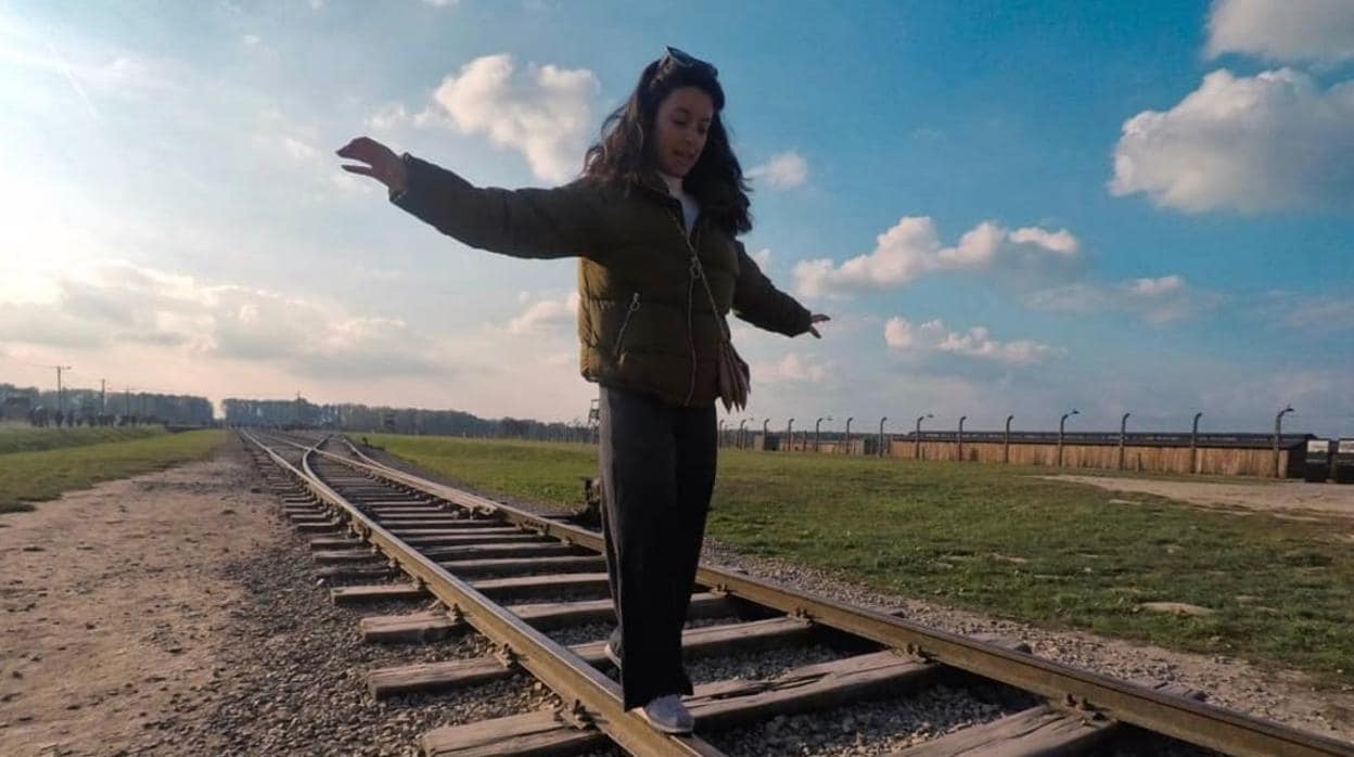 Una turista, posando en las vías del tren que conducía a los judíos al campo de exterminio