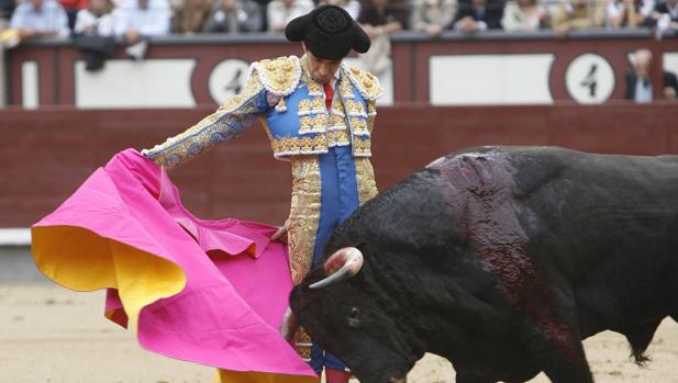 José Tomás dona un capote para ayudar a una niña con una enfermedad rara