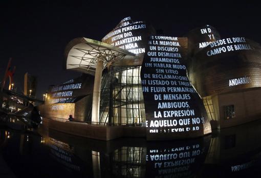 Detalle de la fachada del Guggenheim con las proyecciones de Jenny Holzer