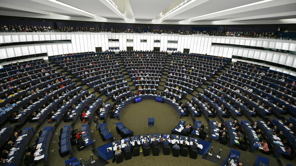 Miembros del Parlamento Europeo participan en la votación relativa al acuerdo provisional sobre la directiva europea de derechos de autor