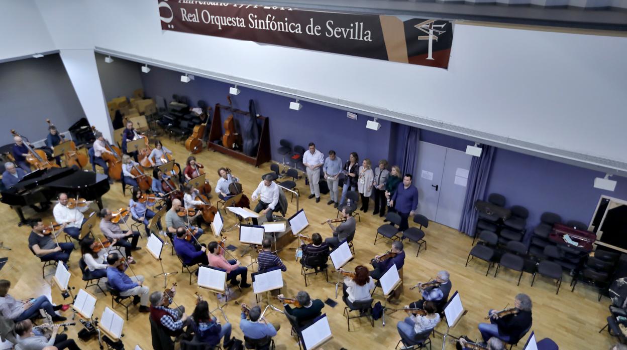 Los miembros del grupo Siempre Así, en uno de los ensayos con los músicos de la Sinfónica de Sevilla