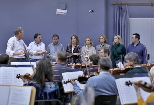 El director John Richard Durant, junto a los integrantes de Siempre Así