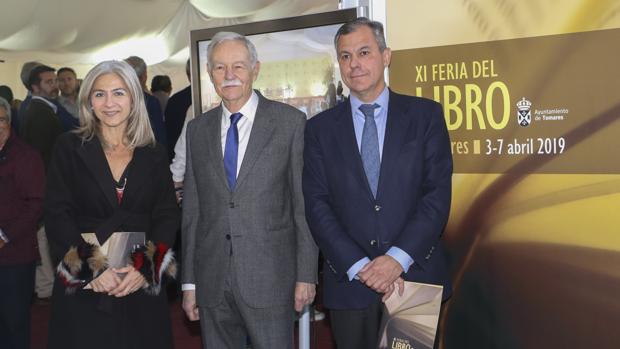 El escritor Eduardo Mendoza inaugura la primavera literaria de Sevilla en la Feria del Libro de Tomares