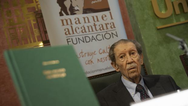 La Junta de Andalucía dedica el Día Internacional del Libro a Manuel Alcántara