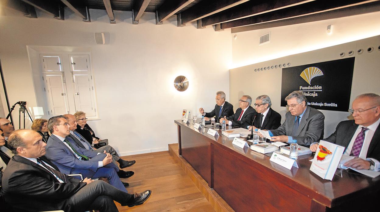 En la mesa, Pablo Gutiérrez-Álviz, Rogelio Reyes, Braulio Medel, Antonio Narbona y Álvaro Ybarra