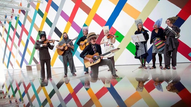 Martin Creed llena de colores el Centro Botín con su show «Amigos»