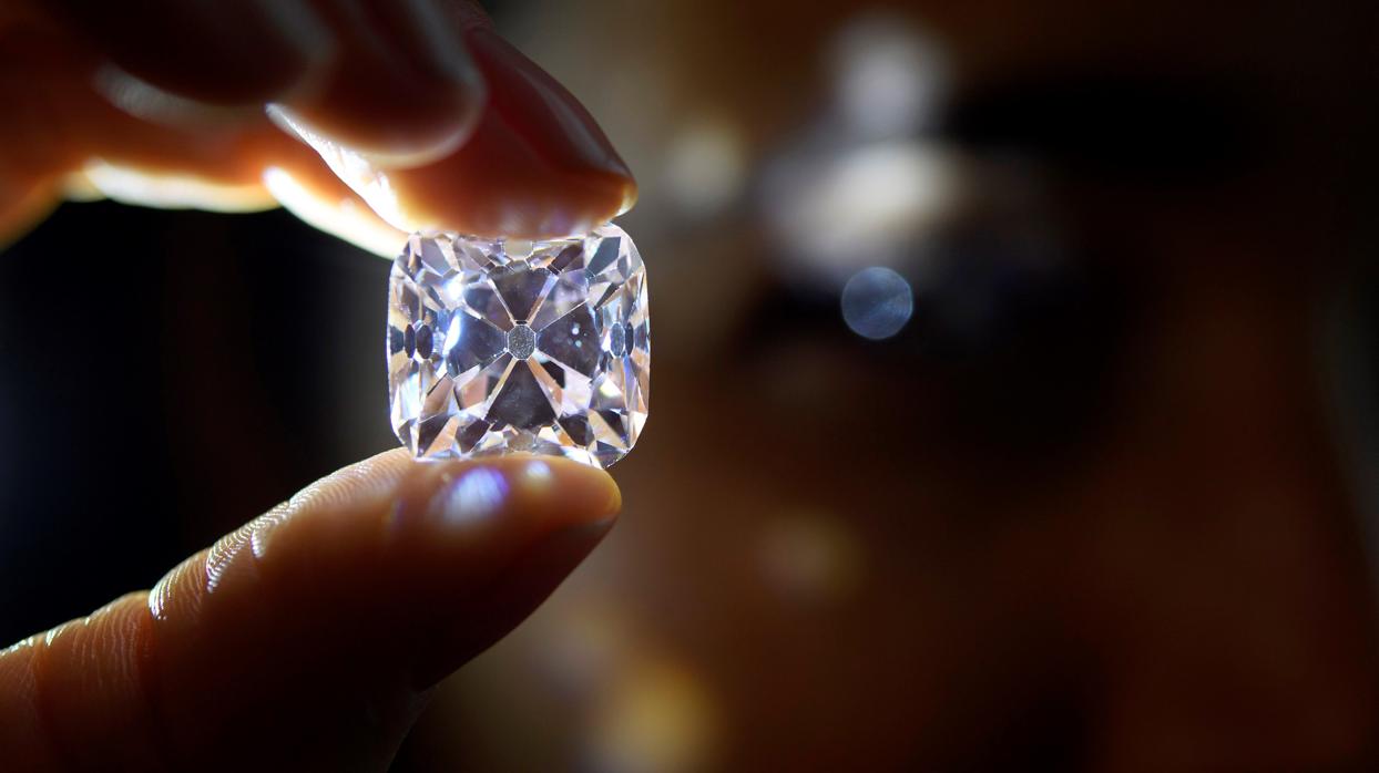 Foto de recurso: el anillo es una reliquia familiar con un diamante de 40 quilates