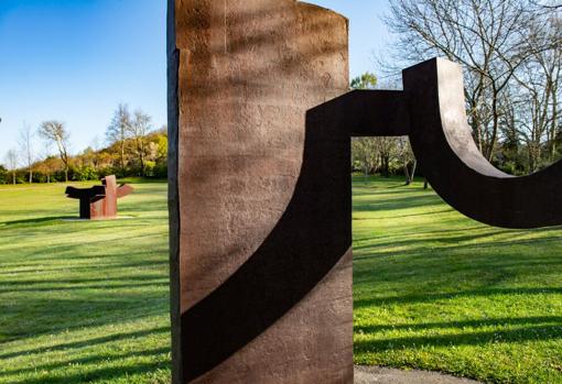 Detalle de Arco de la libertad con el caserío Zabalaga al fondo Consejo al Espacio IV, 1987, acero corten ©Zabalaga Leku