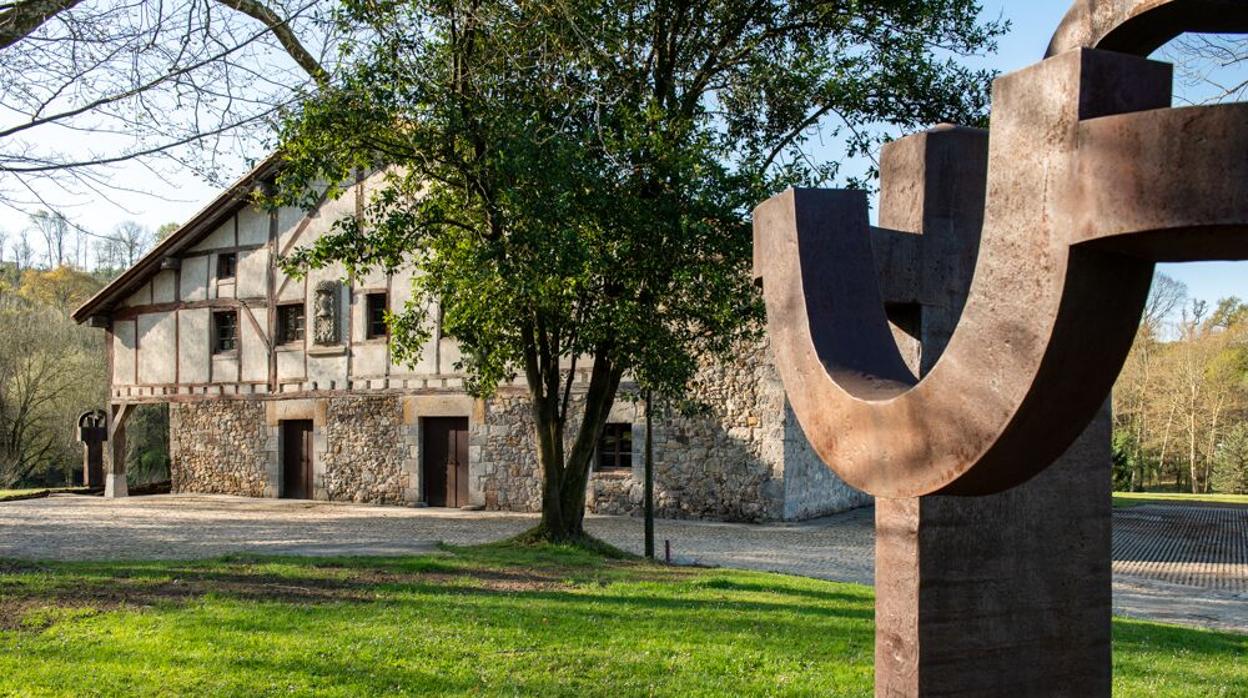 Detalle del Arco de la libertad (acero corten, 1993) ante el caserío Zabalaga, siglo XVI