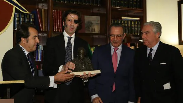 Juan José Padilla recoge el XIII Memorial Manolo Vázquez