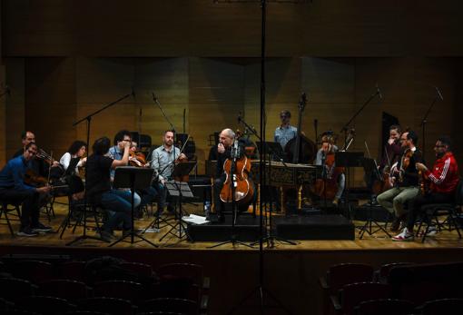 La Orquesta Barroca de Sevilla y Asier Polo durante el ensayo