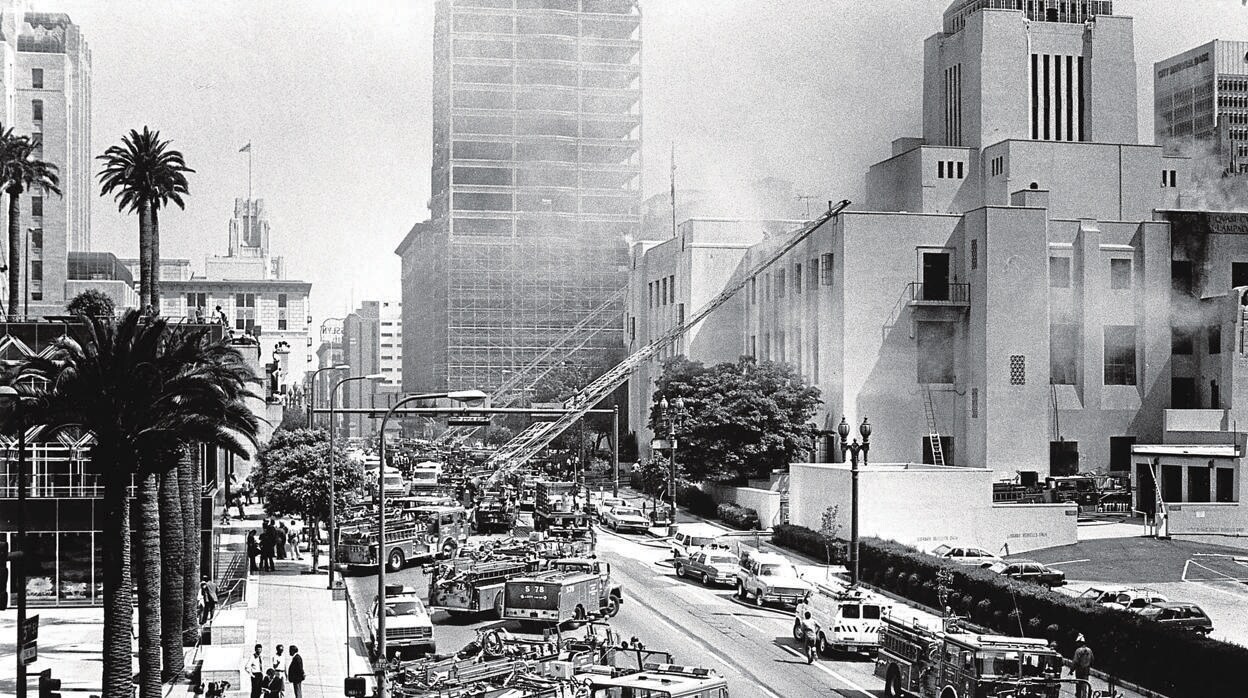 El incendio de la Biblioteca de Los Ángeles como podía verse desde la calle Quinta
