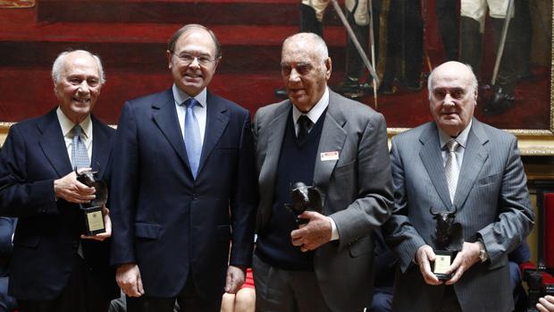 Juan José Padilla y los Lozano, premiados en el Senado