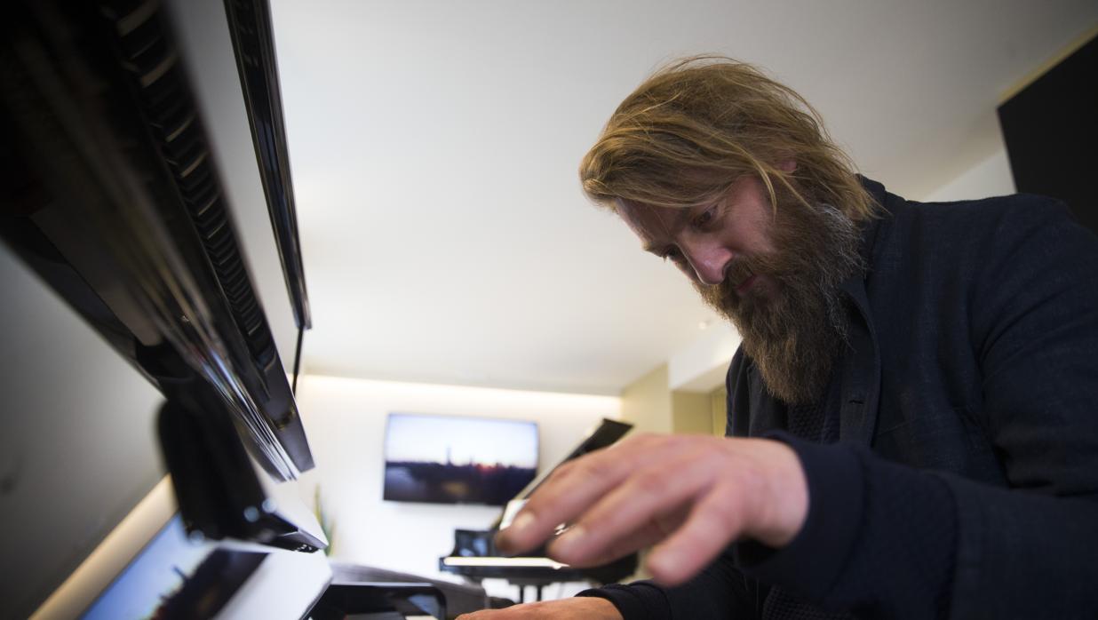 Joep Beving toca uno de los pianos de Hinves Pianos