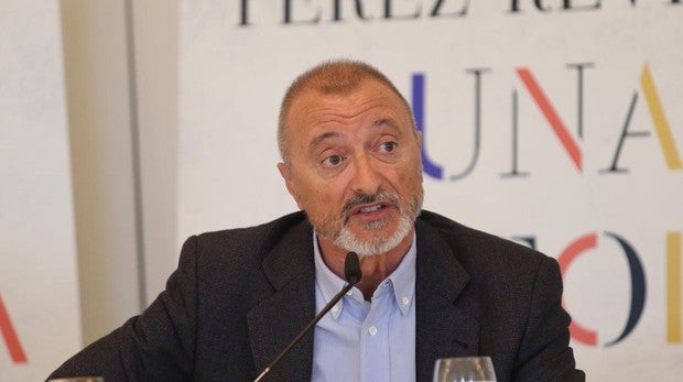 El día que Pérez-Reverte metió «la pata hasta el corvejón» y por el que pide disculpas