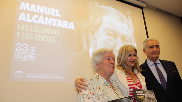 Eva Díaz Pérez celebra a Manuel Alcántara, «narrador de instantes en páginas de periódicos»