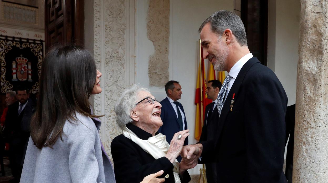 Los Reyes con Ida Vitale, a su llegada al Paraninfo de la Universidad de Alcalá