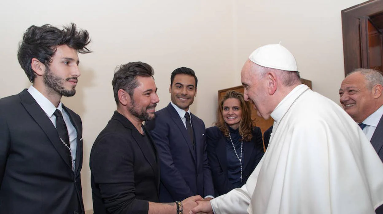 Sebastián Yatra, Miguel Poveda y Carlos Rivera, saludando al Papa Francisco