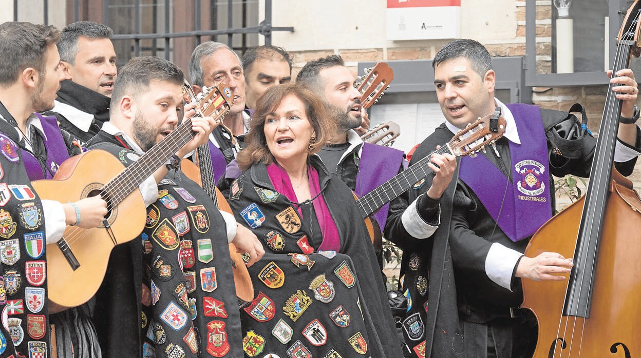 La vicepresidenta del Gobierno, Carmen Calvo, se atrevió a improvisar con la tuna de la Universidad de Alcalá de Henares