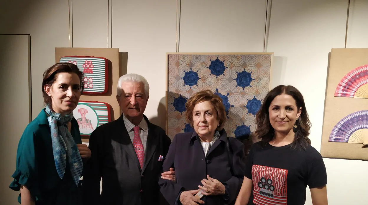 El Viti y su mujer, María del Carmen, con sus hijas, María Luisa y Guadalupe, en la exposición de Belinda Carasucia en Las Ventas