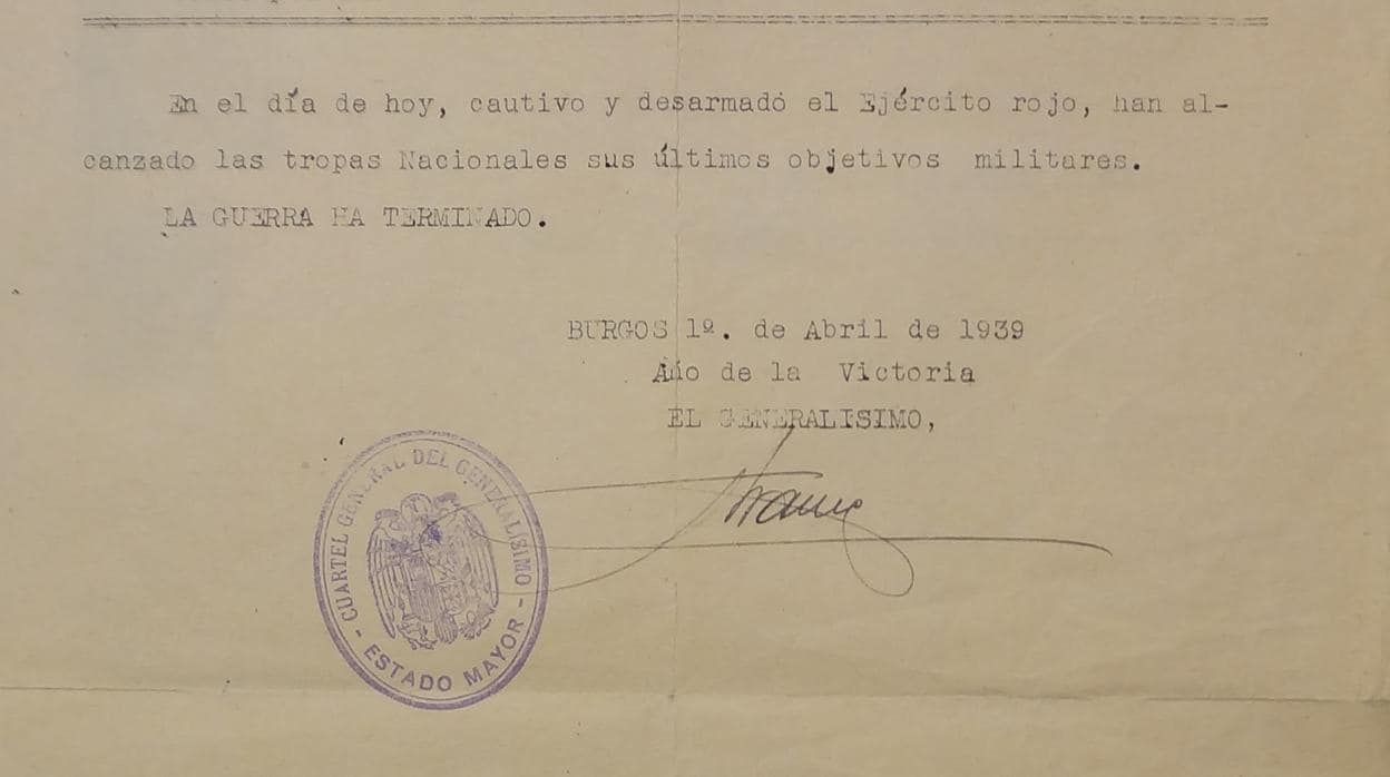Imagen del parte de la Guerra Civil, con la firma original de Franco y el sello del Cuartel General del Generalísimo - Estado Mayor» todavía intacto. «La guerra ha terminado», dice.