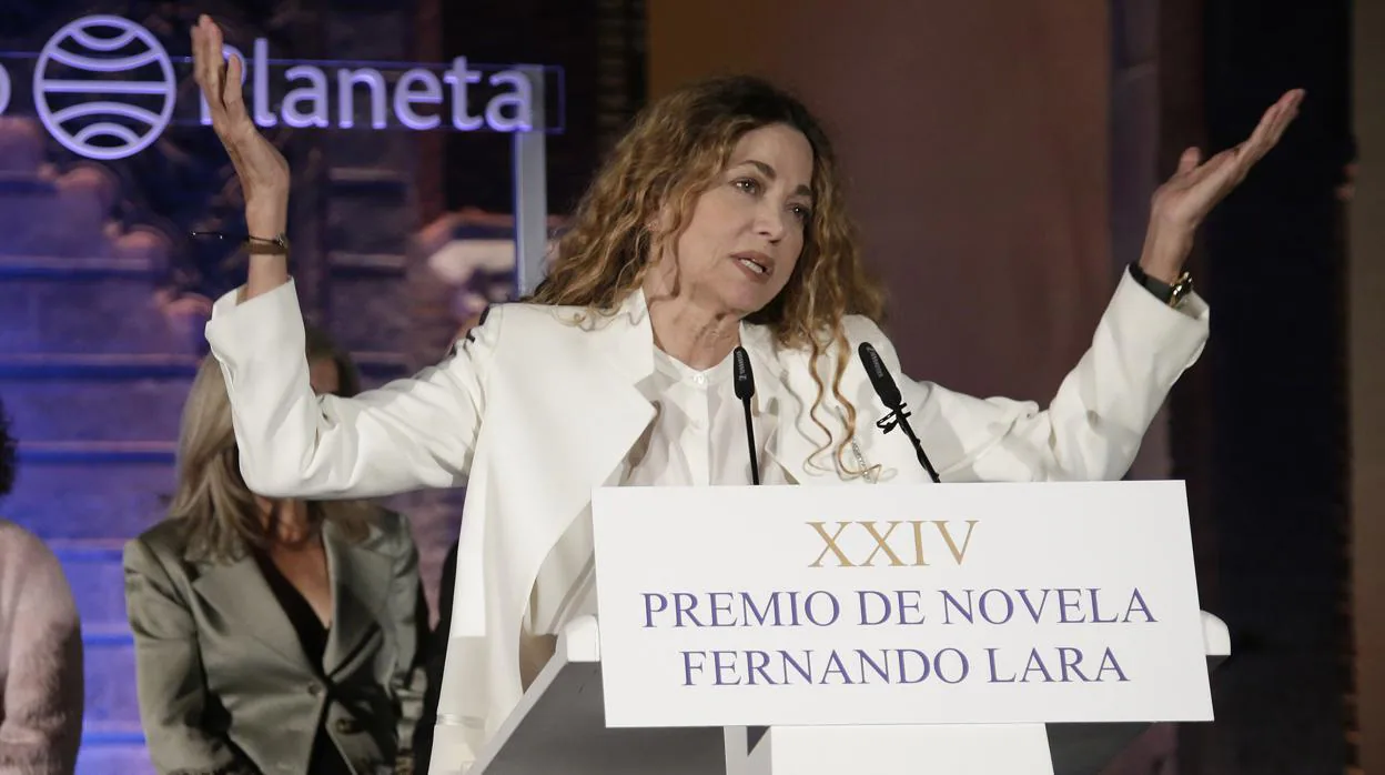 La escritora colombiana Ángela Becerra, recibe el premio Fernando Lara