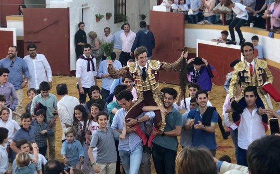 Ruiz Muñoz y Daniel de la Fuente, a hombros en la novillada de Guillena