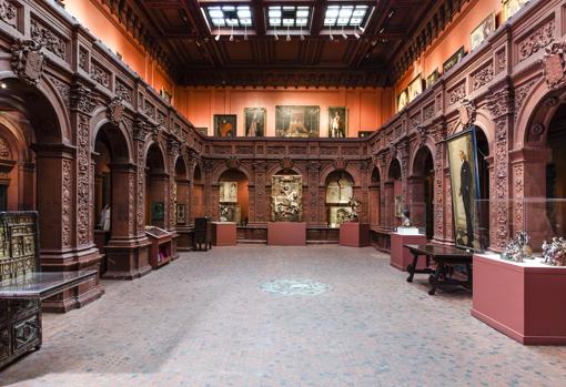 Sala principal de la Hispanic Society of America, con algunos de sus tesoros expuestos