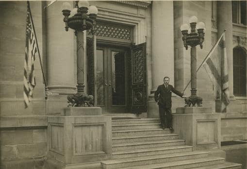 Joaquín Sorolla, a las puertas de la Hispanic Society en 1909, el día de la inauguración de su exposición