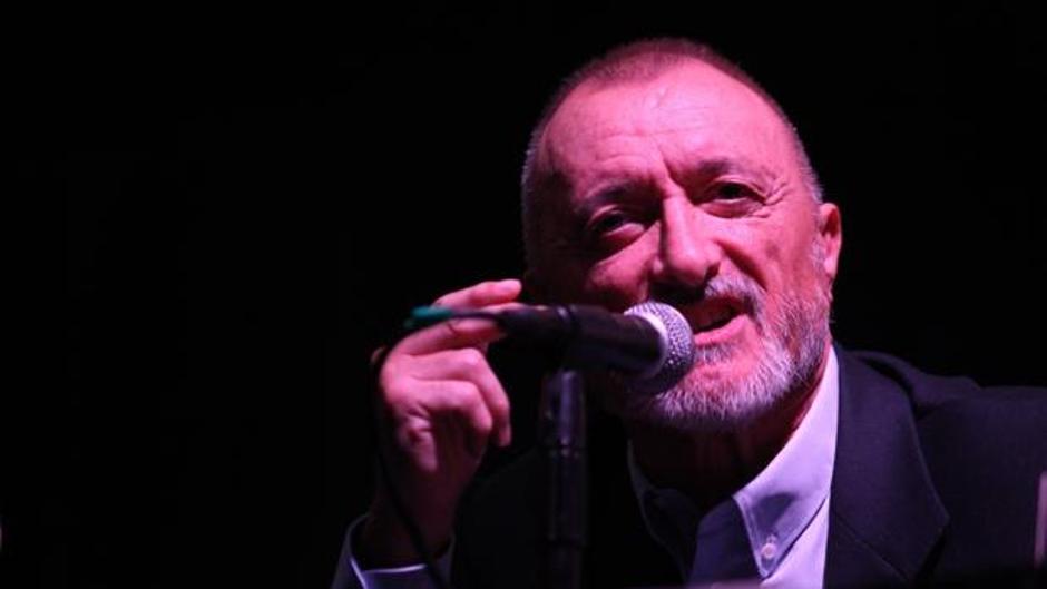 Pérez-Reverte comenta «la nueva Inquisición» de la perspectiva de género por su retirada de cuentos