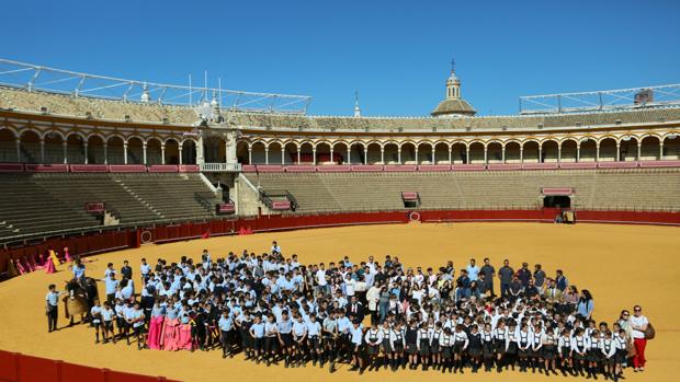 Un millar de escolares y universitarios aprenden a torear en el ruedo de la Maestranza