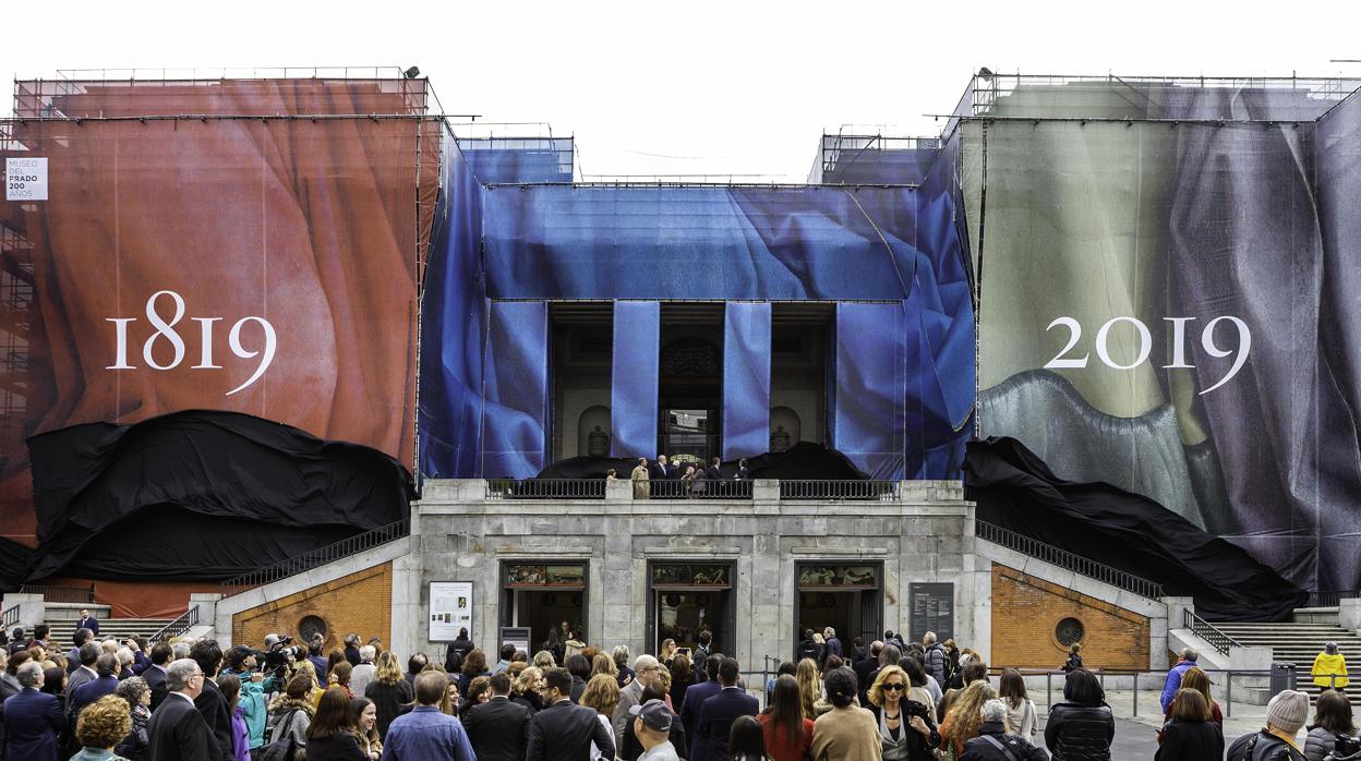 El Museo del Prado cubierto de lonas por los fastos de su bicenteneario