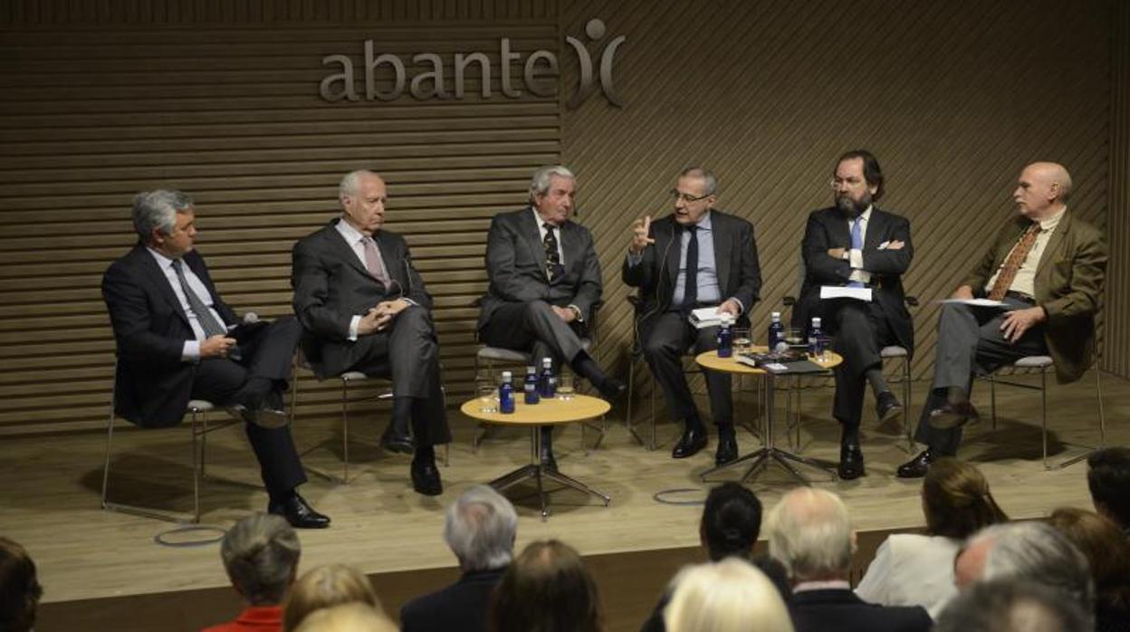 Presentación de «España, hito a hito», de izquierda a derecha: #Santiago Satrústegui, Hugo O’Donnell, Íñigo Moreno de Arteaga, Feliciano Barrios, Ramón Pérez-Maura y el editor Pedro Sánchez