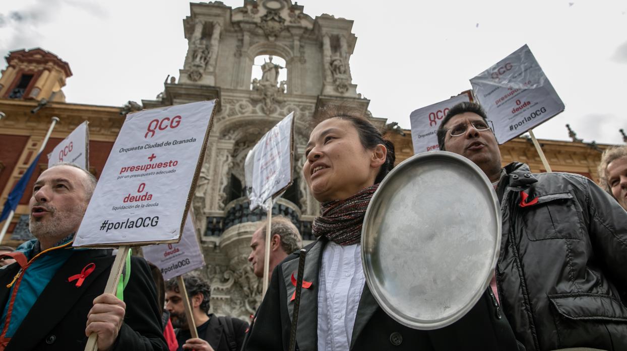 Protesta de los músicos de la Orquesta Ciudad de Granada frente a San Telmo el jueves pasado