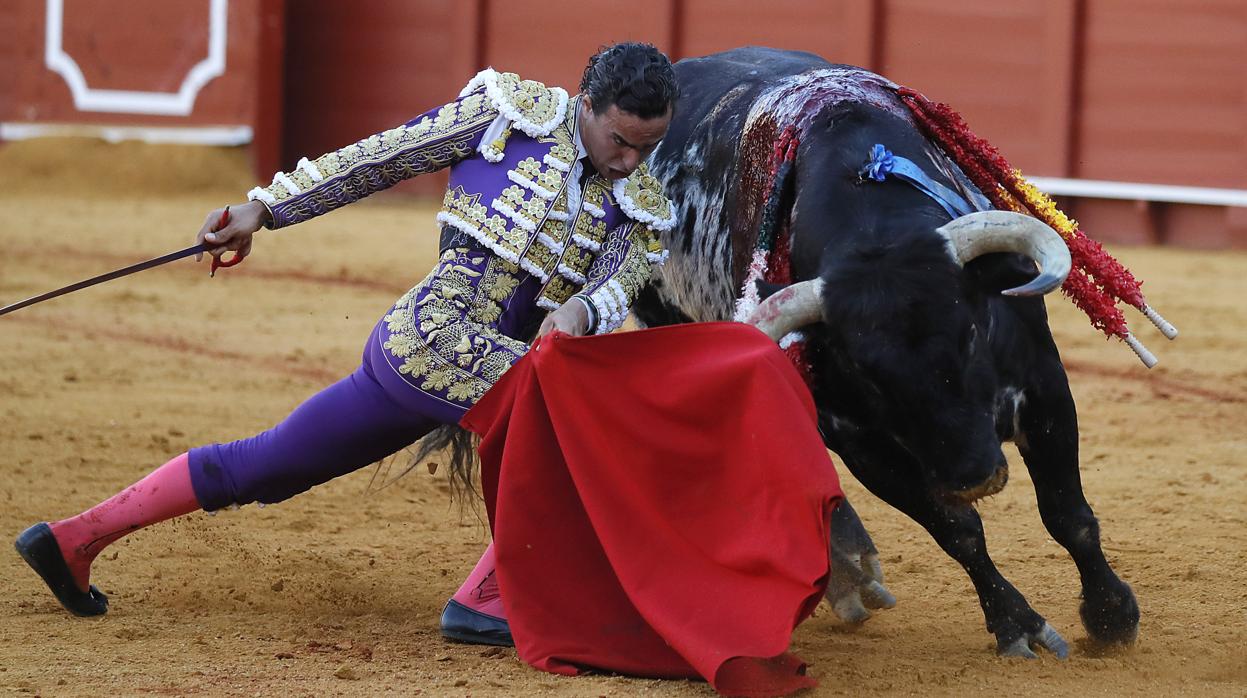 Joaquín Galdós durante la faena al segundo toro de su lote en la tercera corrida de abono de la Feria de Abril de Sevilla