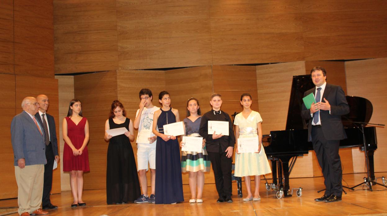 Foto de familia de los ganadores del concurso de piano «Ciudad de Sevilla»