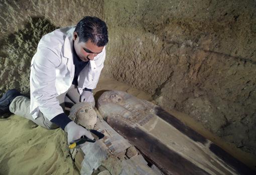 Un arqueólogo egipcio en una de las tumbas