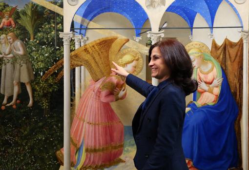 Almudena Sánchez, junto a «La Anunciación» de Fra Angelico que ha restaurado