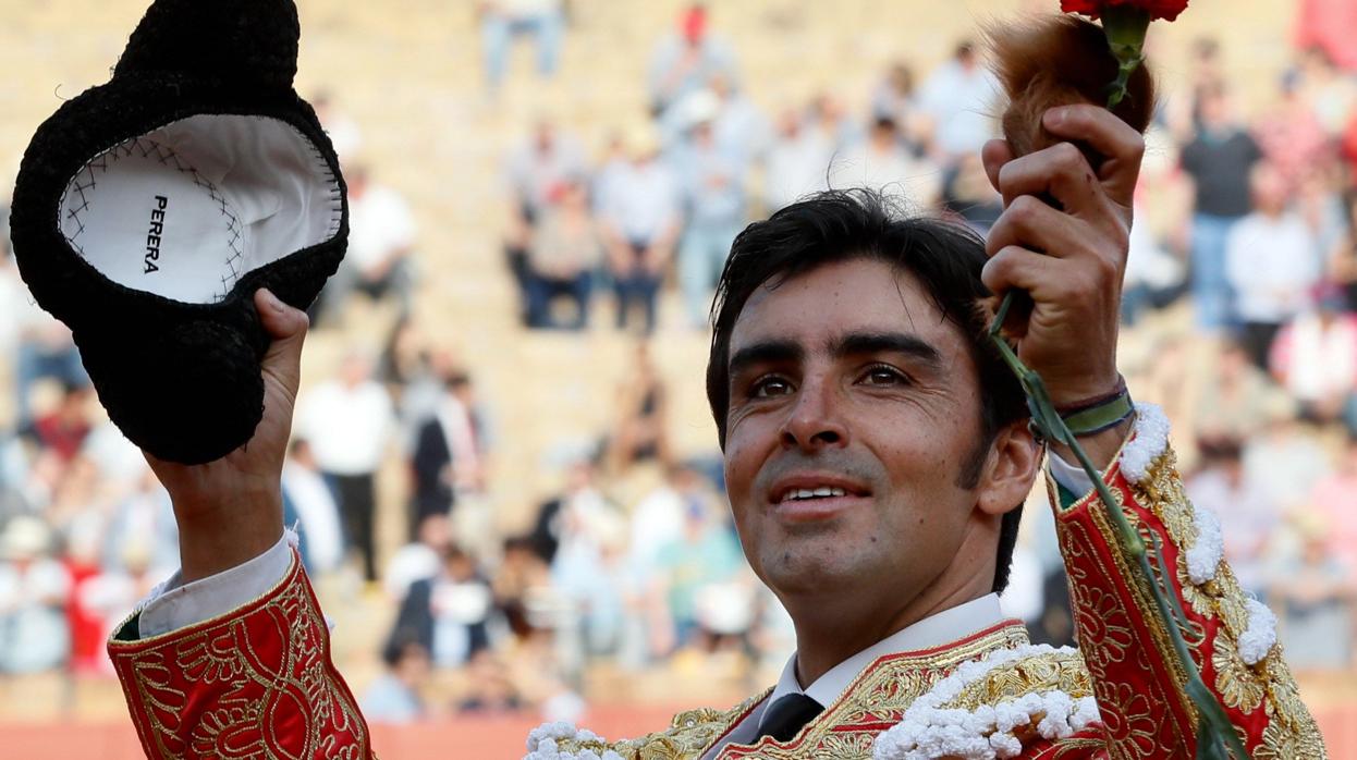 Miguel Ángel Perera, con la oreja concedida