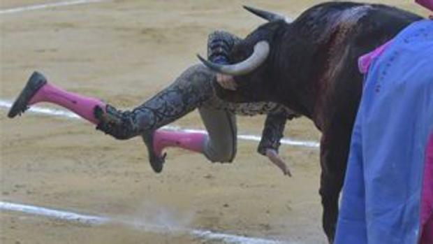 El banderillero Rafael Cañada sufre una cornada de tres trayectorias en la espalda
