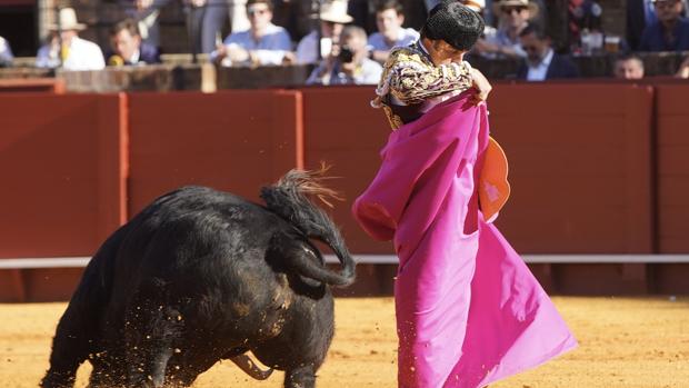 Toros en Sevilla: El Fandi corta una oreja en una gran corrida de Fuente Ymbro