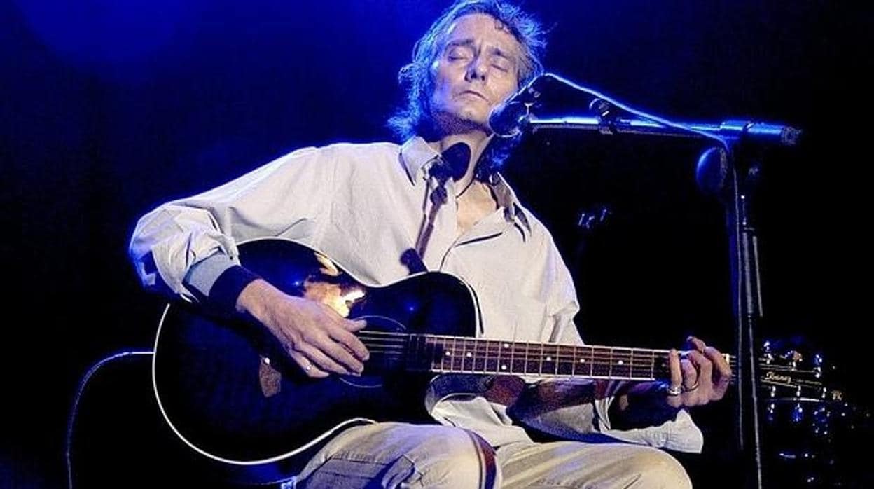 Antonio Vega, durante un concierto en 2004