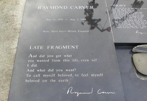 Una imagen de la tumba de Carver en Port Angeles (Washington). «Poeta» aparece primero