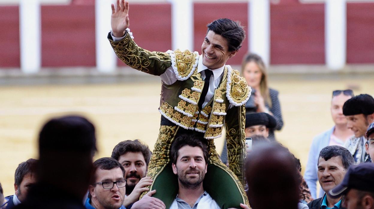 El diestro Pablo Aguado sale a hombros en la corrida de San Pedro Regalado celebrada este domingo en Valladolid