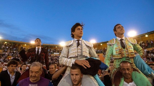 El Fandi, Manzanares y Roca Rey, a hombros en la Feria de Jerez