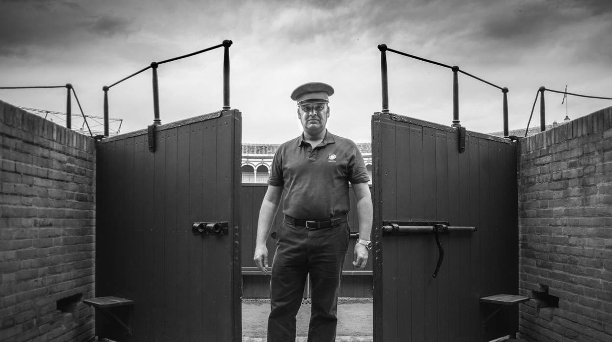 Trabajador de la plaza en una de las puertas que dan al ruedo