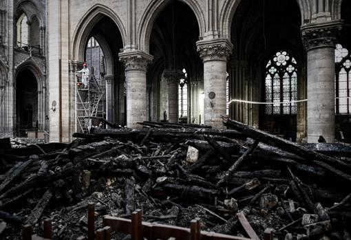 Escombros en el interior de Notre Dame
