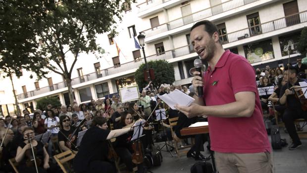 Cientos de sevillanos se suman al concierto protesta de la Sinfónica de Sevilla en la Plaza Nueva