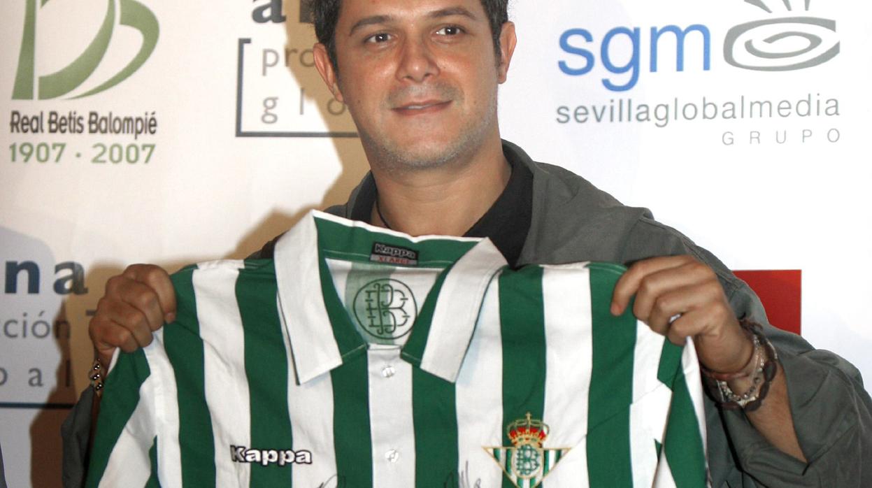 Alejandro Sanz posa con la camiseta del Betis