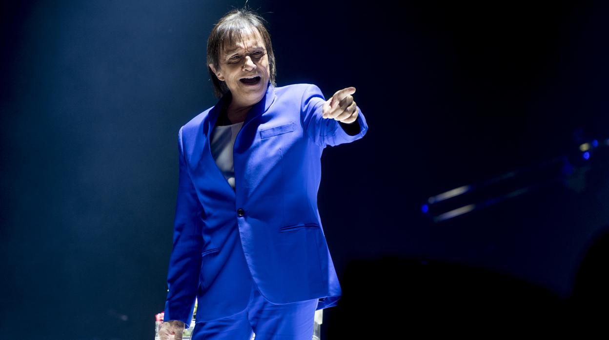 Roberto Carlos se dirige al público del WiZink Center, ayer en Madrid